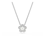 Conjunto de joyería compuesto por un collar y un par de aros de botón, ambos con diseño de flor. Cada pieza presenta una perla de cristal central rodeada de pétalos con pavé de cristales brillantes, con baño de rodio.