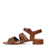 Sandalias de cuero color marrón, con diseño de tiras cruzadas y talón cubierto con tira ajustable mediante hebilla. Presenta detalles calados en las tiras y tacón cuadrado bajo.