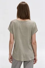 Blusa de algodón holgada en color verde, con cuello redondo y mangas cortas.