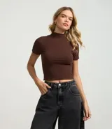 Blusa corta de cuello alto y mangas cortas, confeccionada en tejido rib texturizado color marrón.