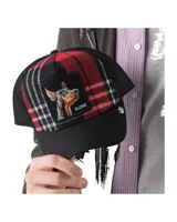 Gorra tipo trucker de cinco paneles Goorin Bros, modelo Brit Bloke de la línea The Farm. Cuenta con frente de lana con estampa de cuadros escoceses en rojo y negro, visera y panel posterior negros de malla, y parche frontal bordado con la figura de un doberman y la palabra 'BLOKE'. Posee cierre snapback ajustable.