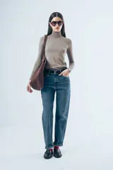 Polera de cuello alto y manga larga, confeccionada en algodón de tacto suave y liviano, con un calce ajustado al cuerpo.