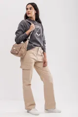 Buzo gris de felpa oversize con estampado frontal de mariposa y texto.