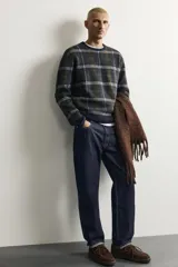 Pantalón de jean corte slim fit con efecto lavado, tiro medio, cinco bolsillos y cierre frontal con cremallera y botón.