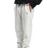 Pantalón tipo jogger de hombre en color gris melange, con cintura elástica y cordón ajustable. Presenta bolsillos laterales con cierre y logo de la marca bordado en la parte superior del muslo.