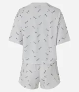 Pijama corto de dos piezas confeccionado en algodón blanco con estampado de palitos chinos. Incluye una remera de manga corta con cuello redondo y un short con cintura elastizada y cordón ajustable.
