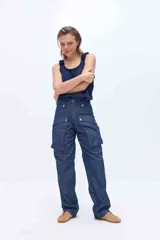 Pantalón cargo de tiro alto y corte recto, con maxi bolsillos delanteros con solapa y botones a presión, y bolsillos traseros con cierre metálico. Confeccionado en algodón.