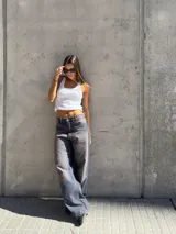 Pantalón de jean celeste con efecto gastado, corte ancho y tiro bajo.