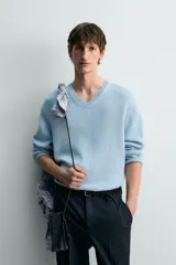 Jersey relaxed fit de punto tejido en hilatura con mezcla de algodón y lino, color celeste. Cuenta con cuello en V, manga larga y acabados en rib.
