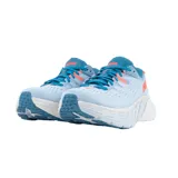 Championes de running Hoka modelo Gaviota 4, color celeste con detalles en naranja y suela blanca con motas celestes.
