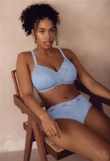 Panty brief de lycra celeste con detalle de encaje en la cintura.