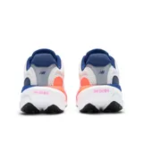 Championes de running New Balance modelo 1080v15, con capellada de malla transpirable en color blanco. Presenta una mediasuela con tecnología de amortiguación degradada en tonos azul y fucsia, y detalles en azul marino en el logo lateral, cordones y talón.