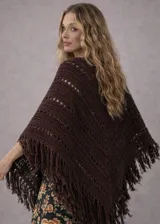 Ruana tejida en crochet color marrón, con diseño de punto calado y terminación de flecos en todo el borde inferior.