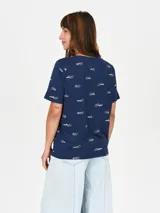 Remera de algodón color negro, de corte clásico con cuello redondo y mangas cortas. Presenta la palabra 'UNBOTHERED' estampada en letras blancas en el centro del pecho.