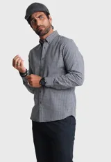 Camisa de manga larga con cuello abotonado y puños ajustables, confeccionada en tela Oxford de algodón a cuadros en blanco y negro.