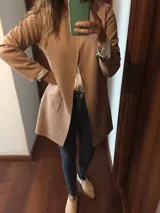 Blazer color camel, de corte recto y largo a la cadera, confeccionado en tela símil gamuza.