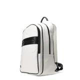 Mochila Tiffosi de cuero sintético negro con diseño acolchado hexagonal estilo balón, bolsillo frontal con cierre y detalle de logo metálico en la parte inferior.