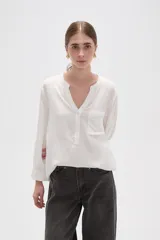 Blusa de viscosa color blanco, con cuello en V, manga 3/4 y bolsillo frontal en el pecho.