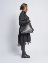 Bandolera negra de cuero sintético con correa ajustable y bolsillo interior. Incluye un mini bolso desmontable.