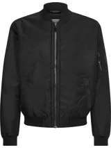 Campera bomber negra Calvin Klein de satén de nailon reciclado, con cuello, puños y bajo de punto de canalé. Tiene cierre de cremallera, bolsillos de hendidura en la cintura, detalle de cremallera en la manga e insignia con el logo de goma de Calvin Klein en la manga. El forro y el relleno son de poliéster reciclado REPREVE®.