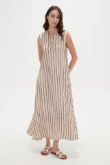 Vestido midi sin mangas de poliéster, color beige con rayas verticales negras, cuello en V y detalle de argolla metálica en el escote.
