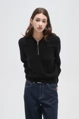 Sweater negro de punto con capucha, cierre frontal parcial y mangas largas. Presenta un diseño de tejido acanalado en la zona del cuello y los hombros.