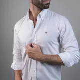 Camisa blanca de algodón Oxford con spandex, cuello con botones y logo bordado en el pecho.