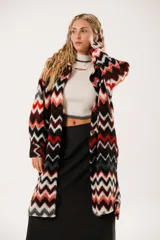 Tapado largo de lana con estampado zigzag horizontal en tonos rojo, negro, blanco y gris. De manga larga y abotonado.