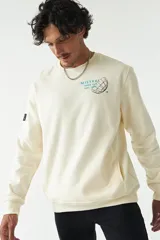 Buzo de felpa color crema con cuello redondo, manga larga y puños elásticos. Presenta un diseño gráfico estampado en la espalda con motivos geométricos y planetarios en tonos negro y azul.