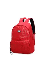 Mochila Las Oreiro color rojo con estampado de letras en relieve, bolsillo frontal con cierre y tiras ajustables.