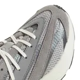 Championes deportivos Adidas modelo Lightblaze, color gris con detalles en blanco y negro. Presentan una estructura de malla transpirable con refuerzos de gamuza sintética, cordones blancos y una entresuela gruesa con tecnología Lightstrike para mayor amortiguación.
