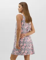 Camisón corto de tejido soft, sin mangas, con escote redondo, aplique de botones y detalle plisado en el frente. Estampado floral en tonos rosados y grises.