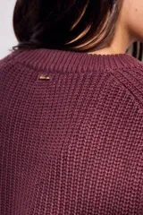 Sweater de algodón color azul, de punto grueso, con cuello redondo y mangas largas.