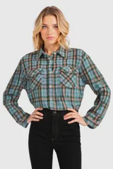Sobrecamisa de manga larga con estampado a cuadros en tonos azul, verde, marrón y lila. Tiene cuello camisero, cierre frontal con botones y dos bolsillos con solapa en el pecho.