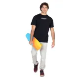 Remera negra de algodón y poliéster con cuello redondo y manga corta. Estampado frontal con el logo de Maui and Sons y una tabla de surf.