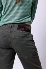 Jean de denim wide leg, color verde oscuro con efecto desgastado, de tiro medio.