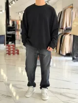 Buzo oversize marrón de manga larga, confeccionado en tela texturada con líneas verticales, cuello redondo y calce holgado.