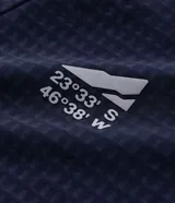 Chaqueta deportiva masculina de color azul marino, confeccionada en tejido técnico repelente al agua con acabado texturizado. Presenta cierre frontal con cremallera, capucha integrada y estampado de coordenadas en el pecho.