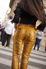 Pantalón acampanado de cuero sintético con estampado de piel de serpiente en tonos azules.