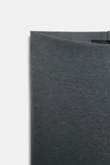 Leggings negros de tiro alto con cintura elástica y diseño ajustado.