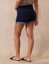 Short de jean azul oscuro, marca Royalty, con pretina con pasadores, botón y cierre. Delantera y trasera con bolsillos. Ruedo con dobladillo.