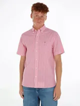 Camisa de hombre Tommy Hilfiger de manga corta con cuello abotonado y diseño a rayas verticales rojas y blancas.