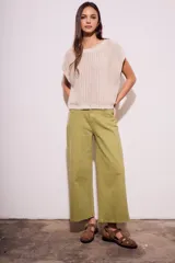 Chaleco sin mangas de tejido de punto color rosado pálido, con textura calada y acabado lurex, corte al cuerpo y cuello redondo.