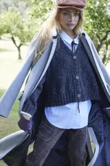 Saco de paño gris de corte recto y largo, con solapas clásicas y forro interior oscuro.