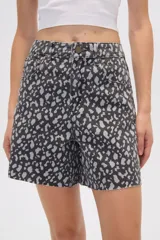 Short de jean de tiro alto con diseño holgado y estampado animal print en tonos gris y negro. Presenta cierre frontal con botón metálico y ruedo desflecado.