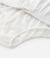 Bermuda de baño de microfibra con diseño bicolor, cintura elástica con cordón ajustable, bolsillos laterales y bolsillo trasero con cierre.