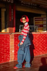Remera de manga larga estilo polo con cuello blanco, diseño a rayas horizontales rojas y celestes, y estampado de un caballo en la espalda.