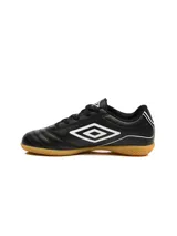 Championes de fútbol sala Umbro modelo Classico III IC, color negro con el logo de la marca en blanco en el lateral. Presentan un diseño de perfil bajo con suela de goma diseñada para superficies de interior.