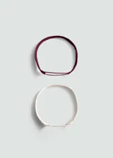 Set de dos vinchas elásticas de tejido satinado, una en color bordó y otra en color beige, con diseño minimalista y cierre elástico ajustable.