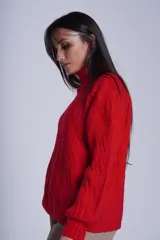 Sweater tejido color crudo con cuello alto y diseño de ochos.